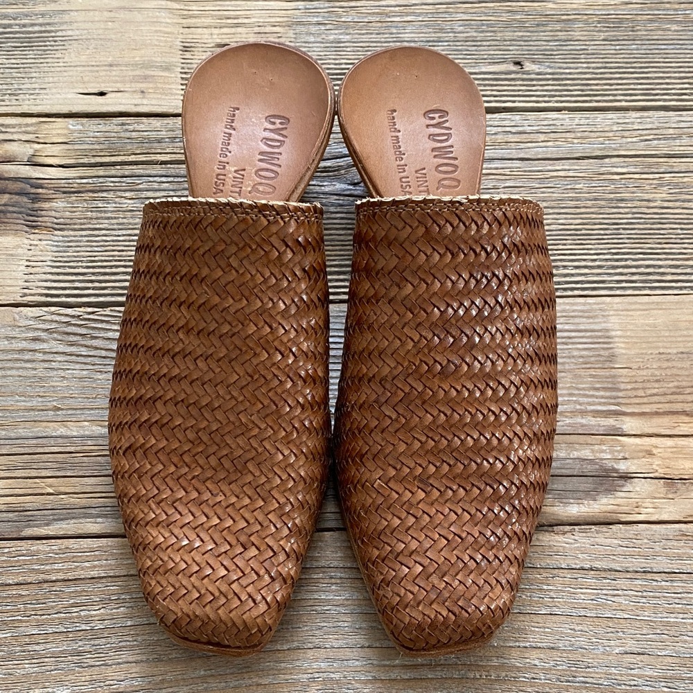 Cydwoq East SM Vintage Mule. Tan. 37. Hand made in USA.